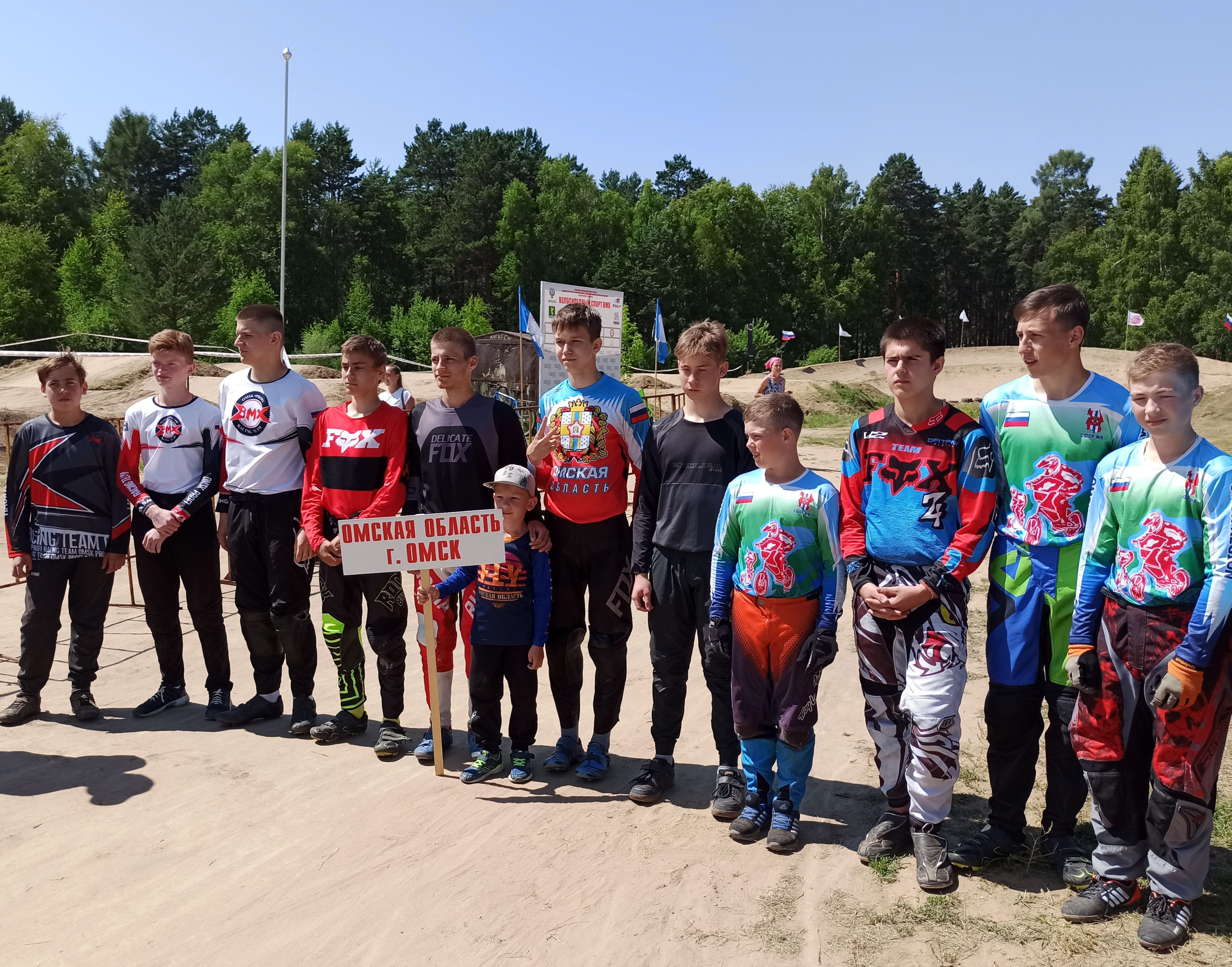 Участники всероссийских соревнований по ВМХ-велоспорту на торжественном открытии в городе Ангарске